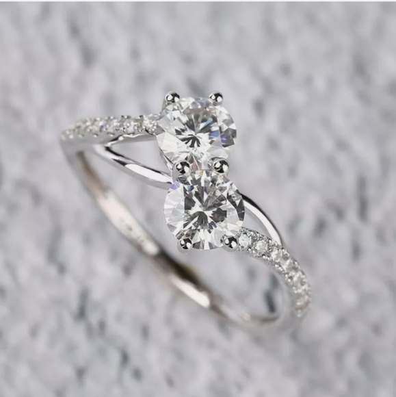 New Elegant White Sapphire Ring - Picture 2 of 6